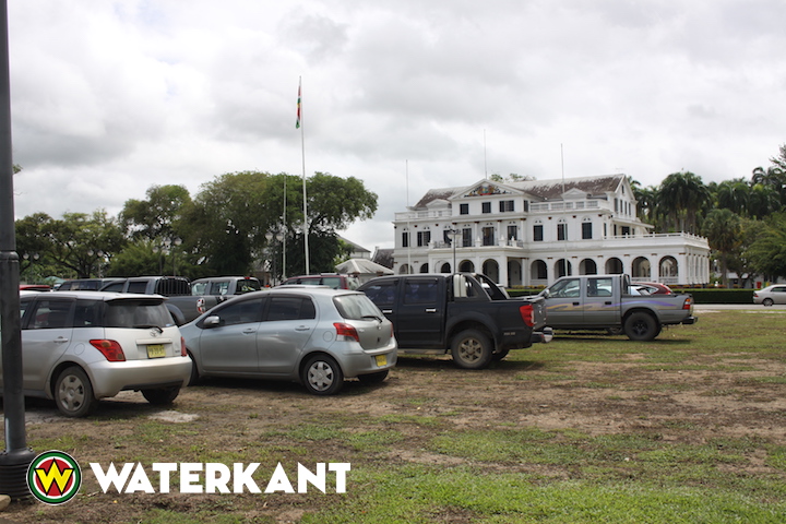 Onafhankelijkheidsplein Suriname gebruikt als parkeerplaats