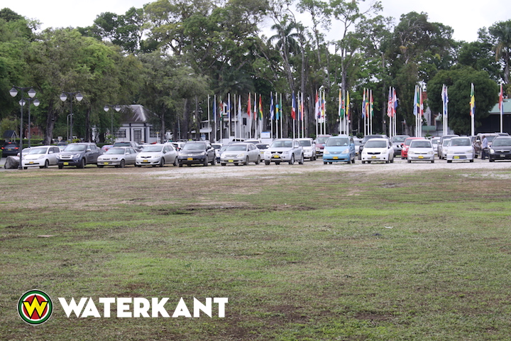 Auto parkeren op Surinames Onafhankelijkheidsplein niet meer gedoogd