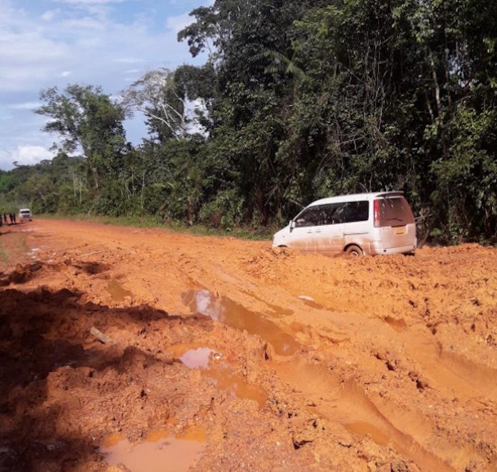 Deel van weg naar Langatabiki in zeer slechte staat