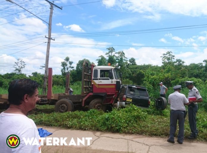 Ernstige aanrijding tussen vrachtwagen en personenauto op Highway Suriname