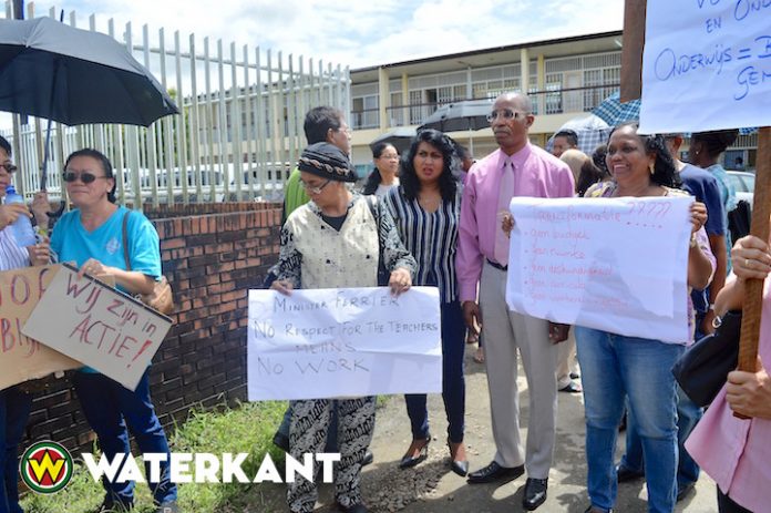 Ex-minister Edward Belfort steunt actie onderwijzers Suriname