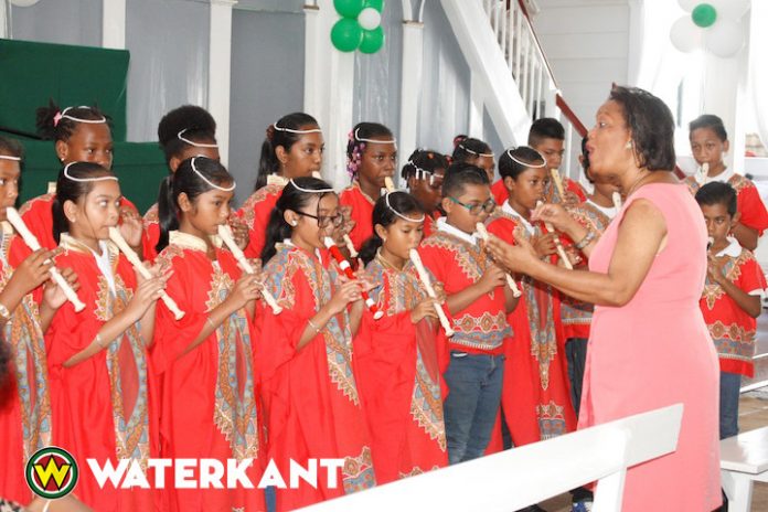 Uitreiking School Award stichting Onderwijs der Evangelische Broedergemeente Suriname