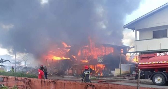 Bejaarde man overleden na woningbrand in Westen van Suriname