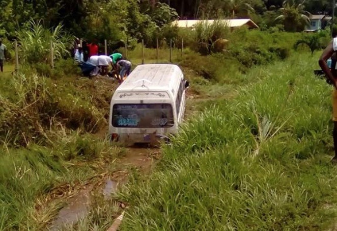 Chauffer die met bus in trens belandde heeft vervallen rijbewijs uit Suriname