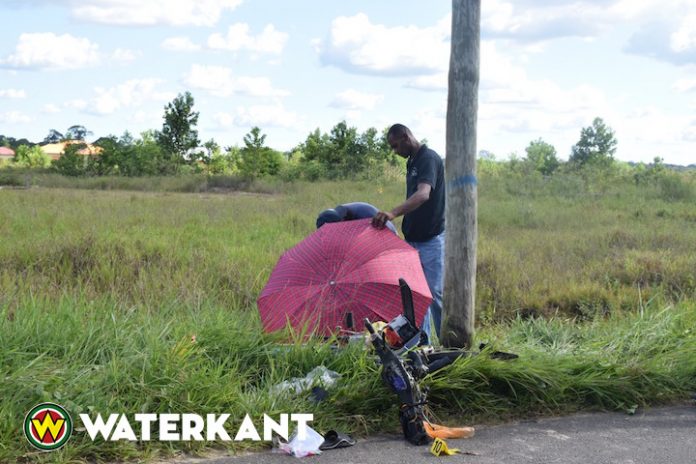 Bromfietser in Suriname rijdt tegen elektriciteitsmast en overlijdt