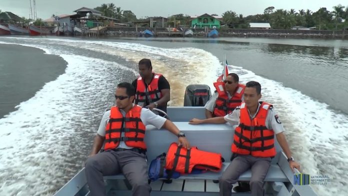 Korps Politie Suriname krijgt nieuwe boot van Staatsolie