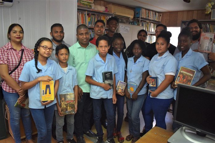 VHP Jongerenraad boekenproject in Suriname