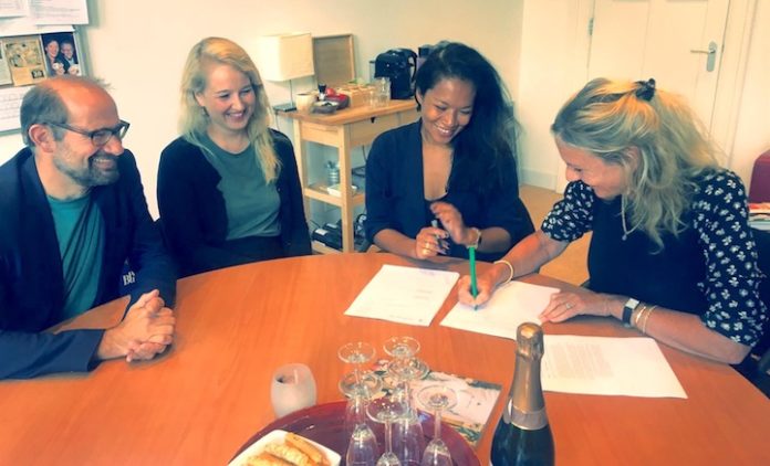 Karin Amatmoekrim tekent contract voor 'Suriname. Een geschiedenis