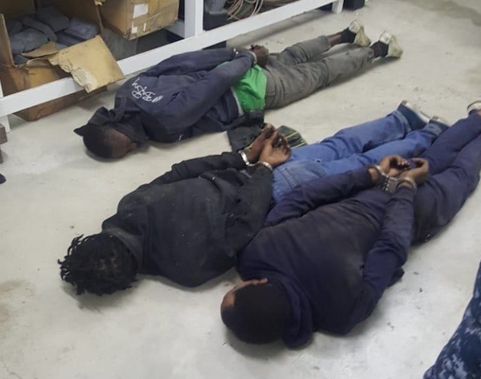 Politie houdt rovers aan die via plafond bij juwelier in Suriname binnen kwamen aan