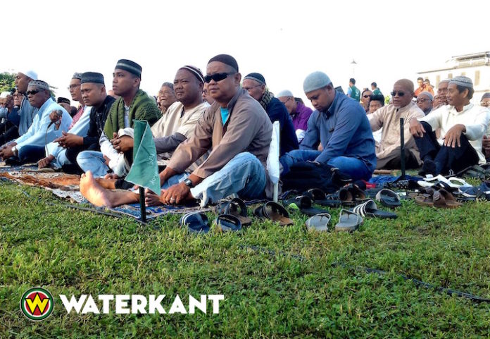 Offerfeest: Moslims gezamenlijk in gebed op Onafhankelijkheidsplein Suriname