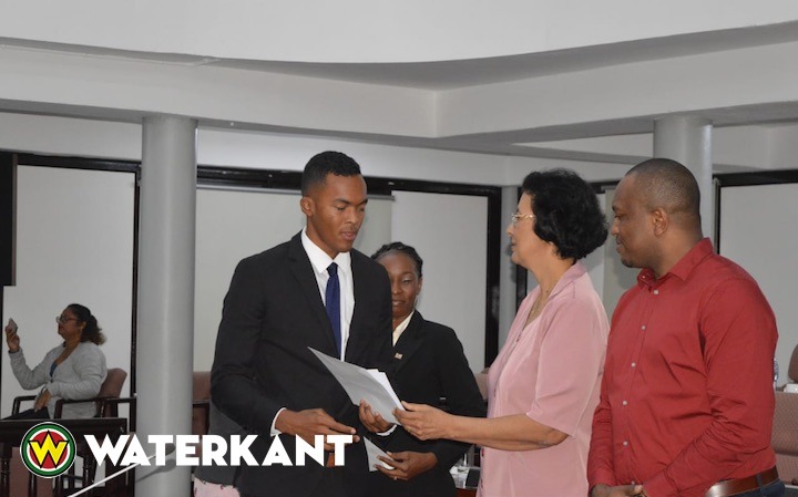 Parlement Suriname ontvangt topzwemmer Renzo Tjon A Joe