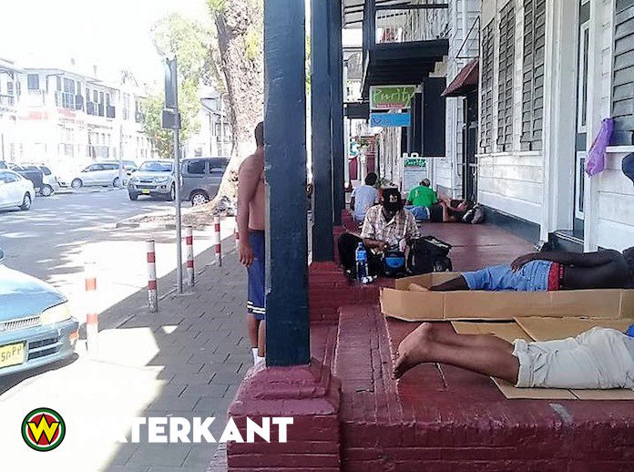 Overlast van daklozen op stoep gebouwen Heerenstraat in Suriname