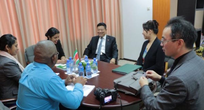 Nieuwe ambassadeur van China in Suriname bezoekt minister