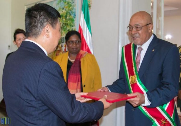 Ambassadeur China in Suriname biedt geloofsbrieven aan