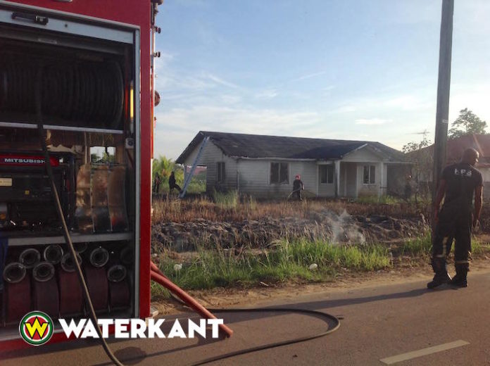Huis bijna afgebrand als gevolg van grasbrand in Suriname