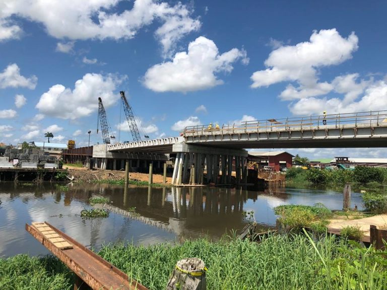 Foto's nieuwe brug over het Saramaccakanaal in Suriname