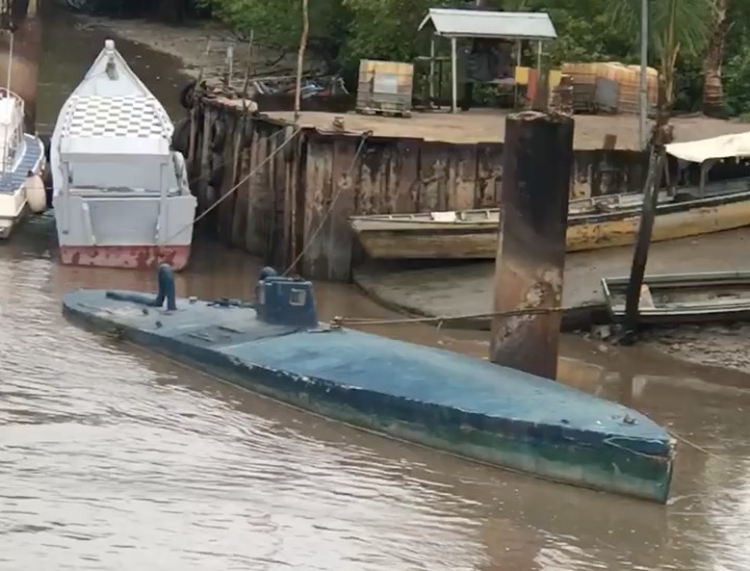 Duikboot gespot bij oever Coppename rivier in Suriname
