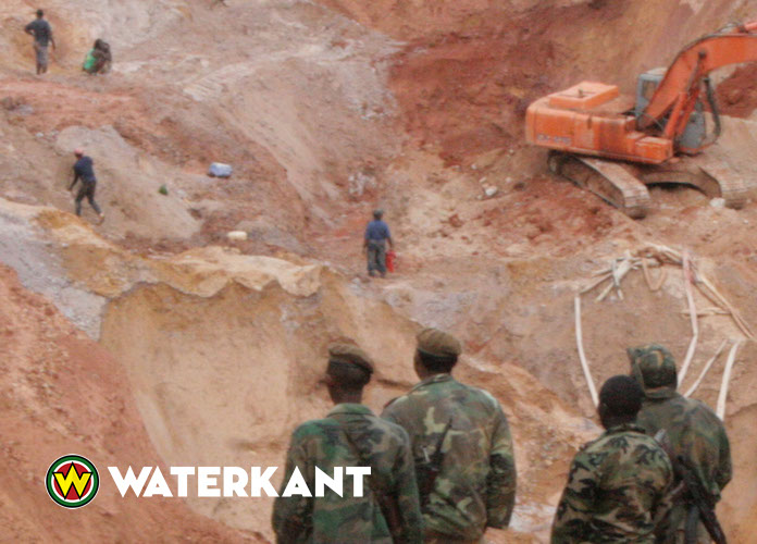 Buitenlandse goudzoekers pompen milieu vol cyanide in Zuid Suriname