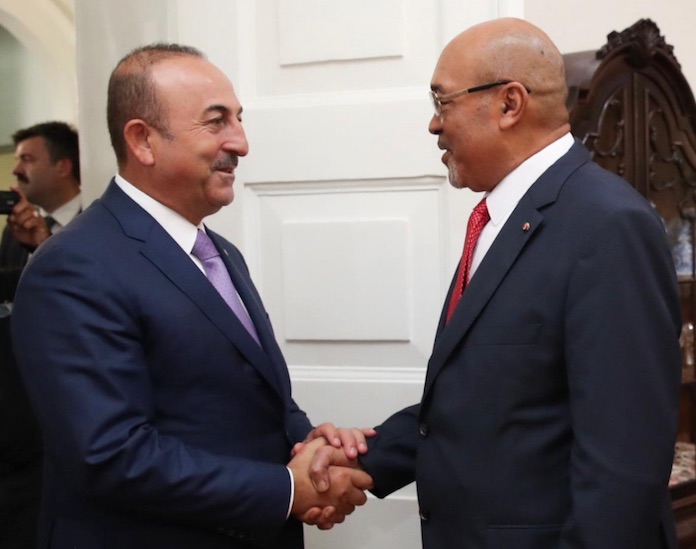 Turkse minister van buitenlandse zaken ontmoet president van Suriname