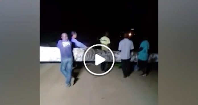 Bewoners Matawaigebied in Suriname barricaderen weg naar Poesoegroenoe