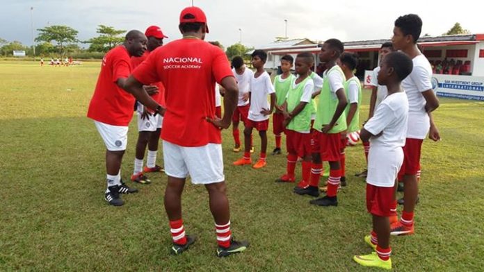 Nieuwe voetbalacademie in Suriname NSAS ontvangt Ajax-delegatie