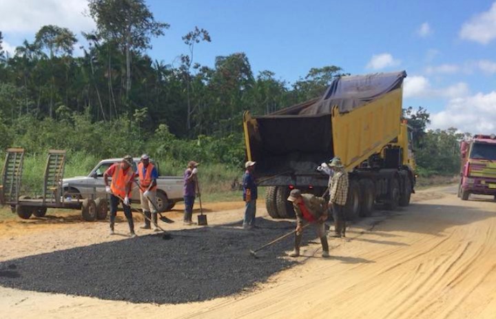 Foto van asfalteer werkzaamheden in Suriname roept vraagtekens op