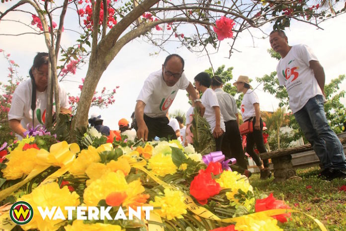 Bloemen voor eerste veertien Chinezen in Suriname