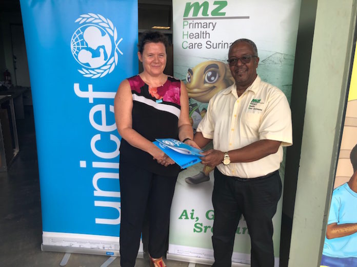 Unicef schenkt vaccinkoelkasten op zonne-energie aan Suriname