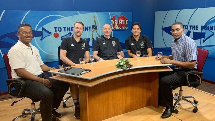 'Ajax kan helpen met het opbouwen van voetbal opleiding in Suriname'