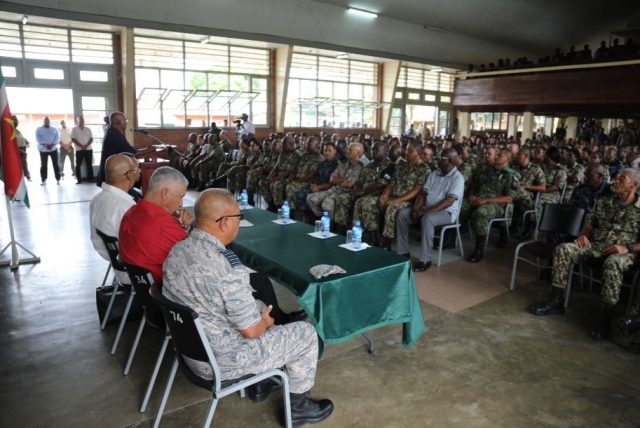 Opperbevelhebber bezoekt de kazerne, Defensie Suriname in zijn hemd