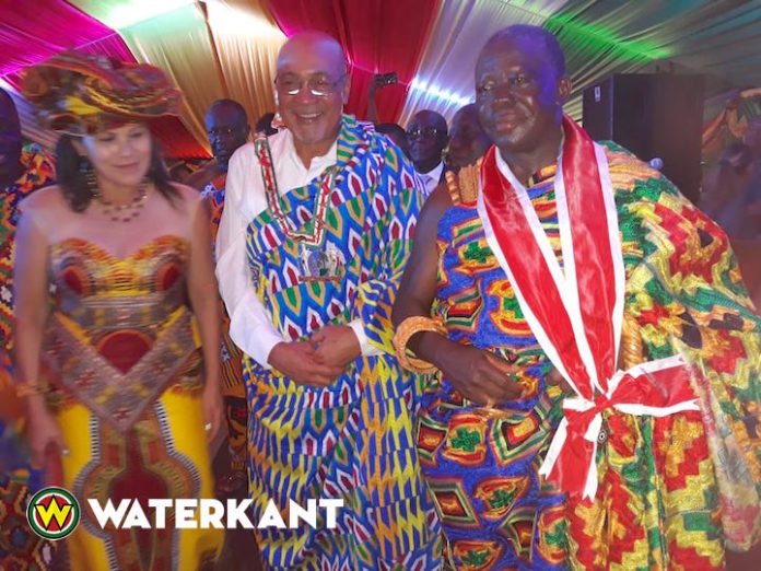 Ashanti koning geeft Bouterse koninklijk mantel cadeau