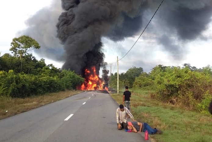 Tankwagen kantelt na klapband en vliegt in brand op Oost-Westverbinding Suriname
