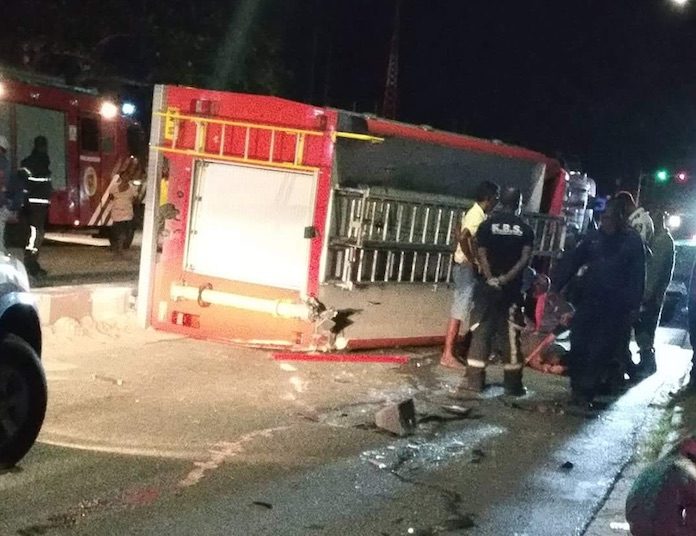 Brandweerwagen in Suriname gekanteld na klap tegen betonnen strook