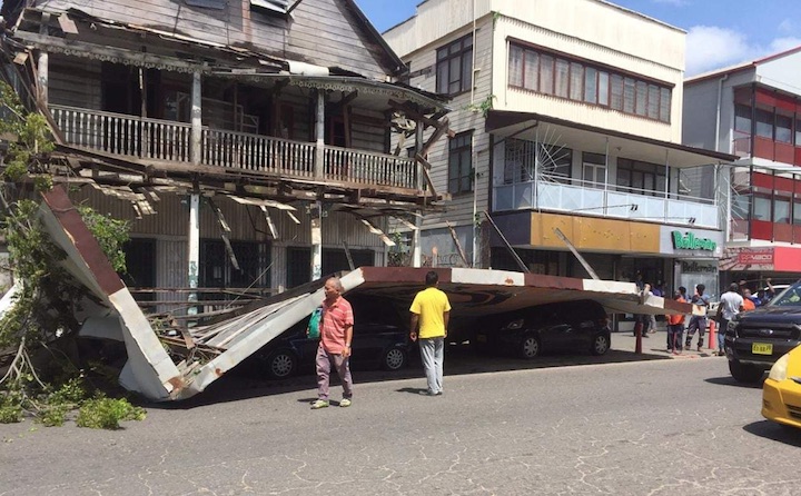 Billboard losgeraakt in centrum van Paramaribo; auto's beschadigd