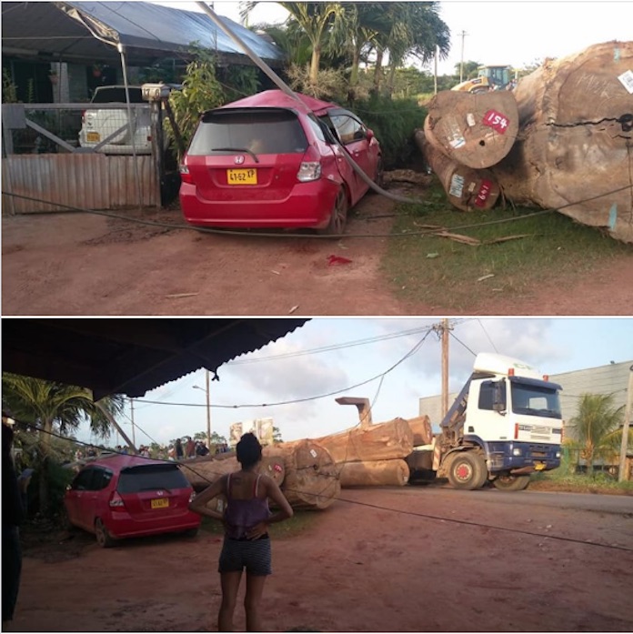 Boomstammen vallen van truck en beschadigen auto in Suriname