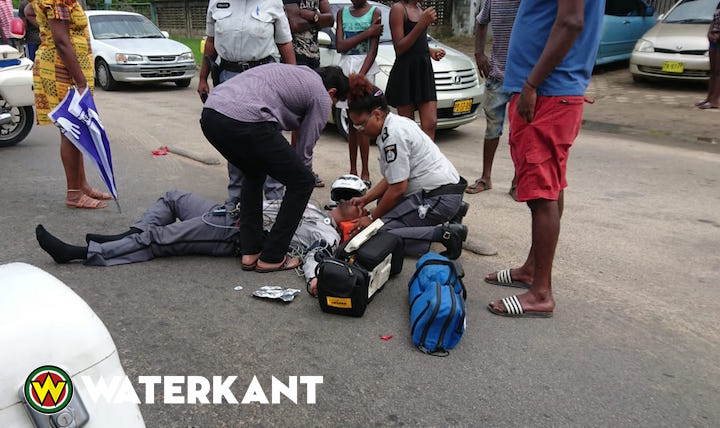 Motoragent in Suriname aangereden door automobilist die uit inrit kwam