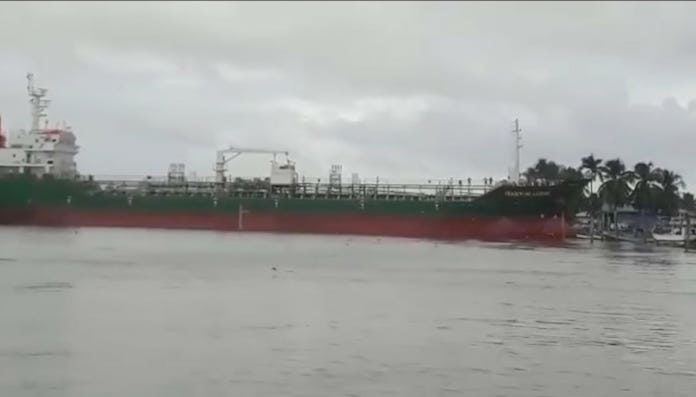 Olietanker op drift op Suriname rivier, elf vissersboten vernietigd