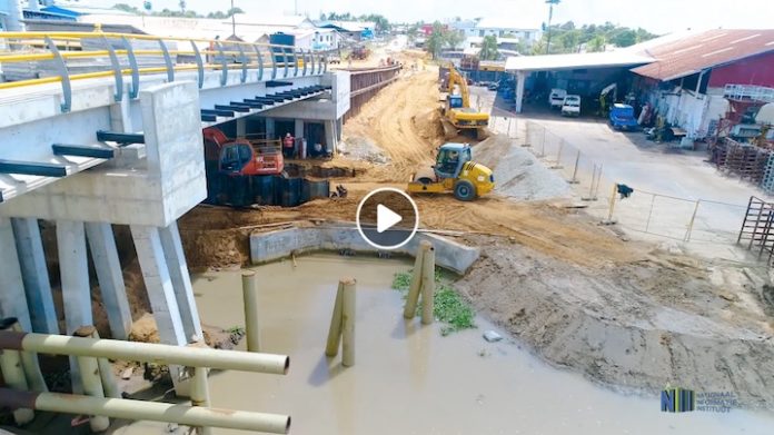 VIDEO: nieuwe brug over Saramaccakanaal in Suriname eind dit jaar af