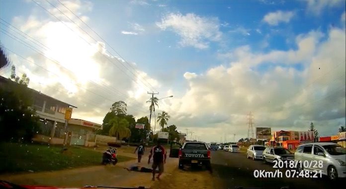 VIDEO: Man 'knockout' na verkeersruzie in Suriname