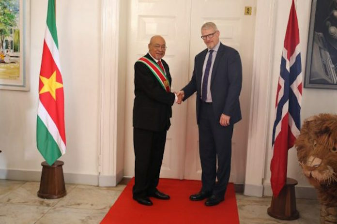 Ambassadeur Noorwegen ontmoet president van Suriname