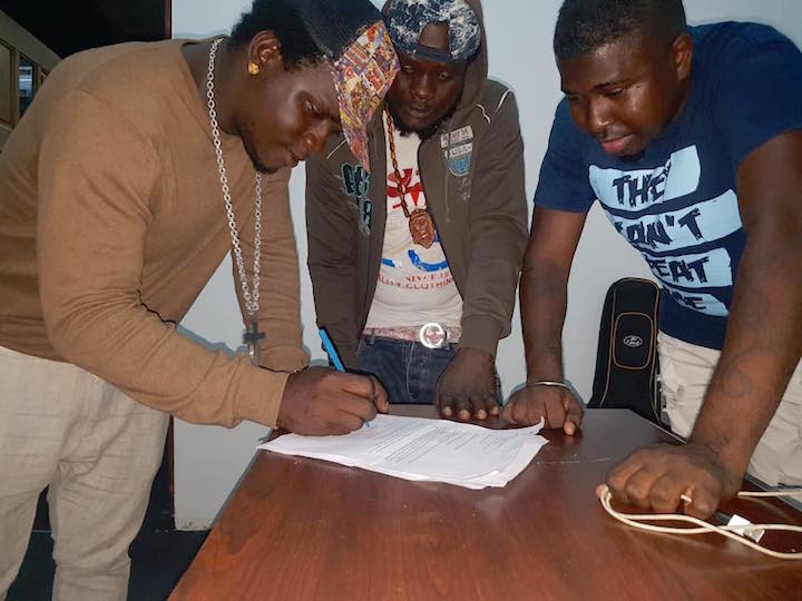 Damaru tekent contract met dancehallgroep Ghetto Crew uit Suriname