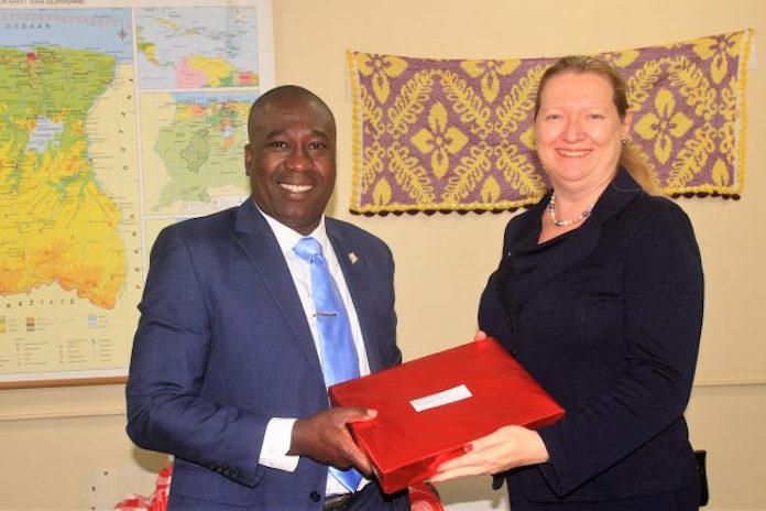 Nieuwe Amerikaanse ambassadeur in Suriname bezoekt minister Dikan