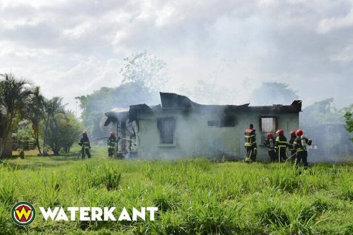 Jongen door buurtbewoners uit brandende woning gered in Suriname
