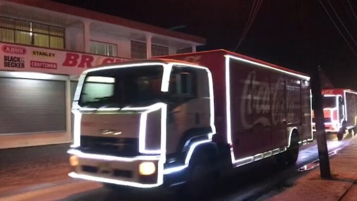 VIDEO: Coca Cola Kerst-trucks ook in Suriname gespot