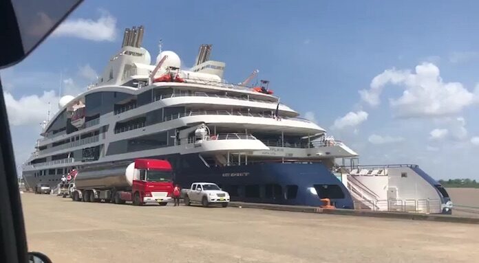 VIDEO: Luxe Franse cruise schip bezoekt Suriname