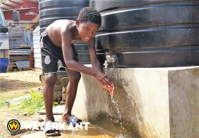 Regenwateropvangproject voorziet in schoon drinkwater voor dorp in Suriname