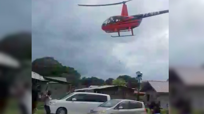 VIDEO: Helikopter strooit met geld in dorp Suriname?
