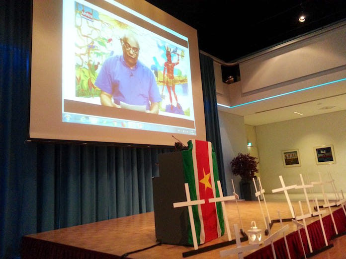 Advocaat spreekt aanwezigen herdenking Decembermoorden toe vanuit Suriname