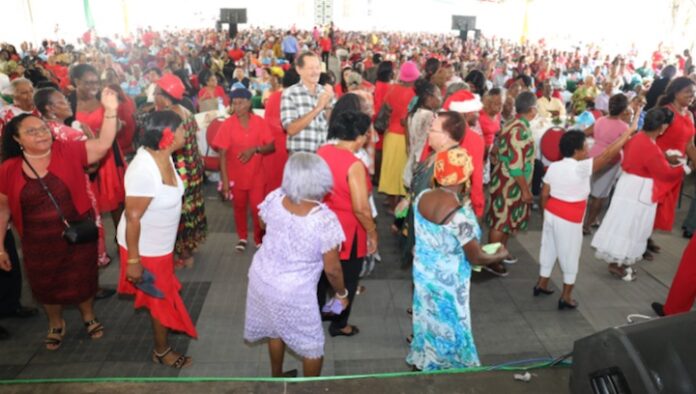 Kerstviering voor seniore burgers in tuin presidentieel paleis Suriname