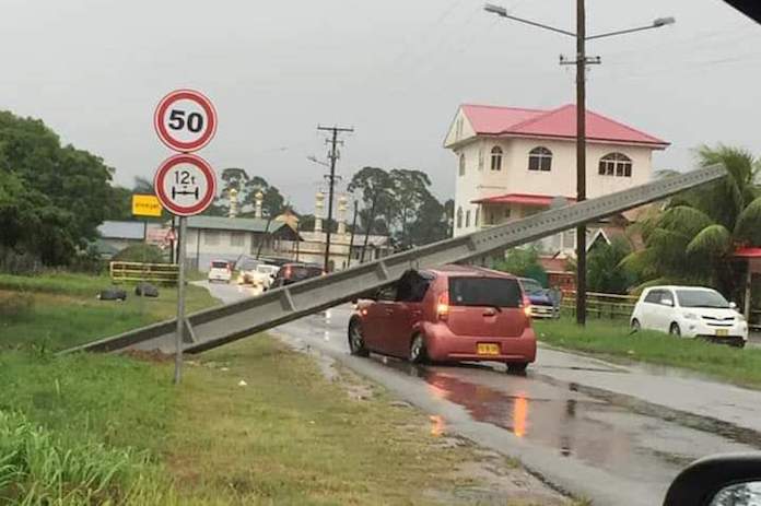 Betonnen paal energiebedrijf Suriname valt op langsrijdende auto